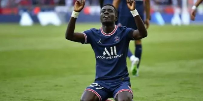 LGBT formasını giymemişti, Gueye'e ülkesi de sahip çıktı!