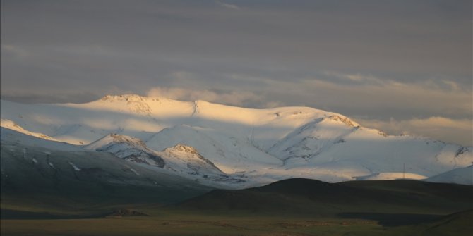 Ağrı'da baharda etkili olan kar dağları ve köyleri beyaza bürüdü
