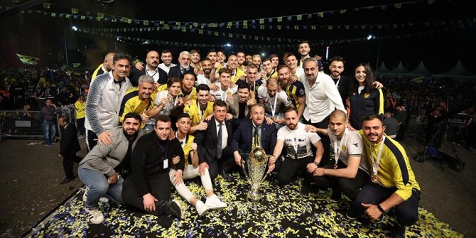 Süper Lig'e yükselen MKE Ankaragücü, şampiyonluk kupasını aldı