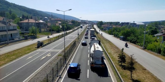 Otoyolun Bolu Dağı geçişindeki bakım çalışması D-100'de akıcı yoğunluk oluşturdu