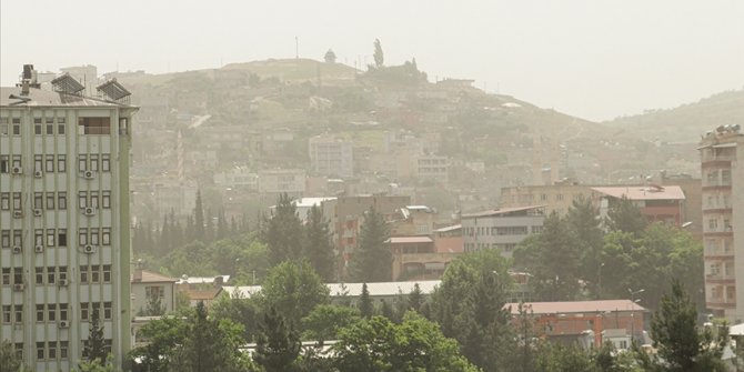 Şırnak ve Siirt'te toz taşınımı, görüş mesafesini düşürdü