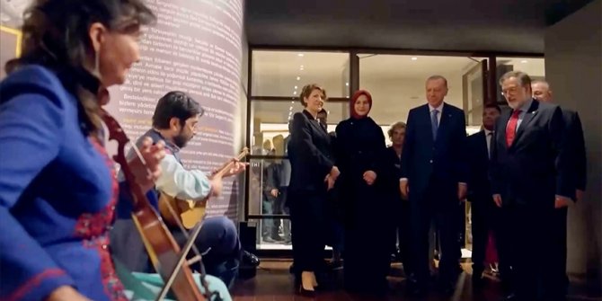 Cumhurbaşkanı Erdoğan, Türk Müziği Tarihi Sergisi'ni gezdi