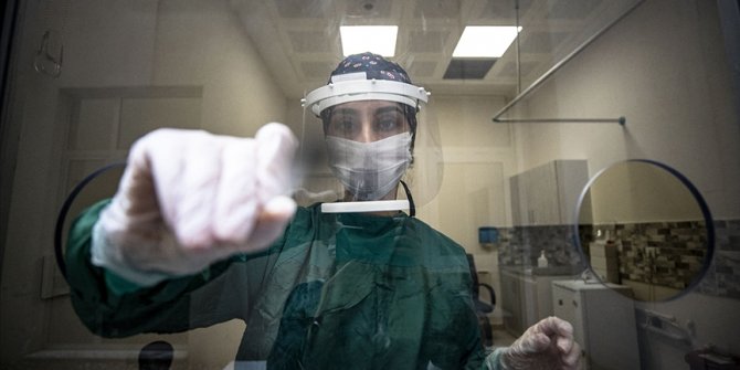 Günlük Kovid-19 vaka sayısı yaklaşık iki yıl sonra ilk kez 1000'in altına indi