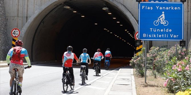 Işıklı uyarı sistemiyle bisikletliler tünellerden güvenle geçiyor