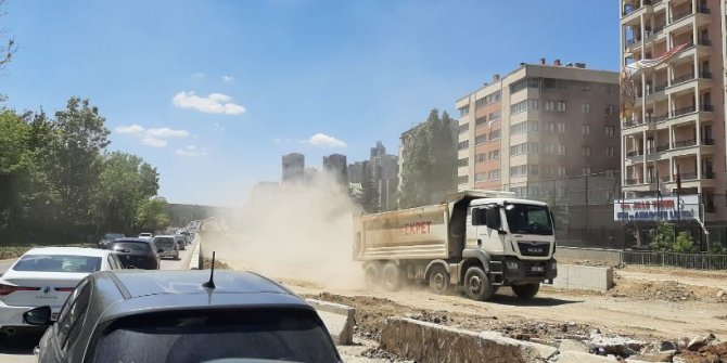 Or-An’daki katlı kavşak yapımı sırasında  iş makinaları tozu dumana katıyor