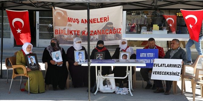 Muş'ta çocukları PKK'lı teröristlerce kaçırılan aileler HDP önündeki eylemlerini sürdürdü