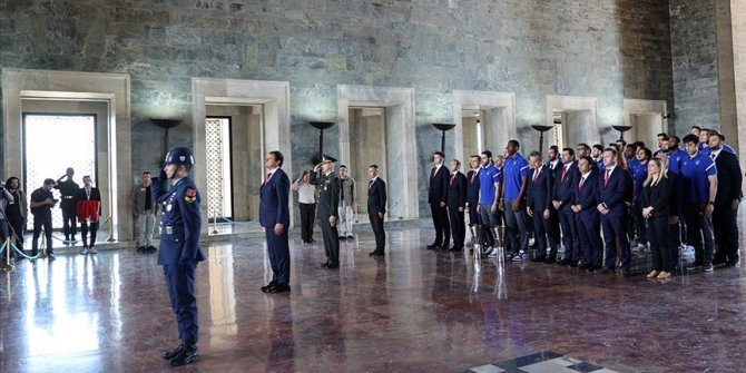 Avrupa şampiyonu Anadolu Efes'ten Anıtkabir'e ziyaret