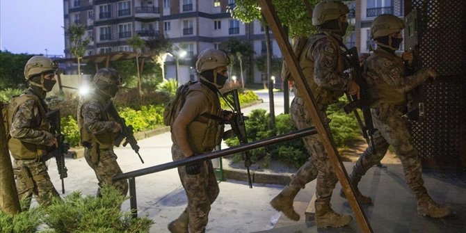 İstanbul’da şafak operasyonu; Oğlunun arandığını duyan kadın, ‘Cezaevine girse de kurtulsak’ diye yakındı