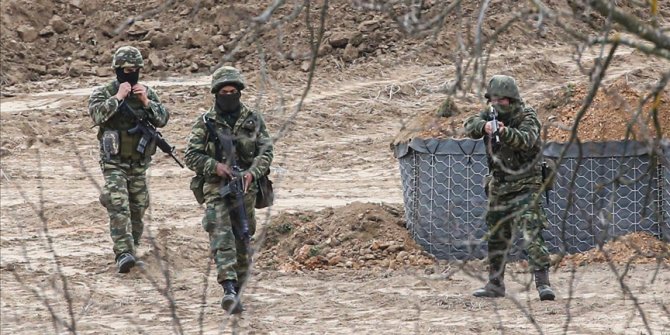 Yunanistan sınırı geçmeye çalışan düzensiz göçmenlere karşı plastik mermi kullandı