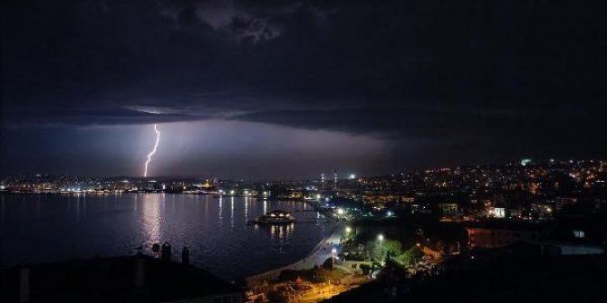 İstanbul'da şimşekler geceyi aydınlattı