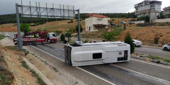 Antalya’da tur midibüsü devrildi: 22 yaralı