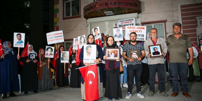 Diyarbakır annelerinin akşam da sürdürdüğü oturma eylemine 4 aile daha katıldı