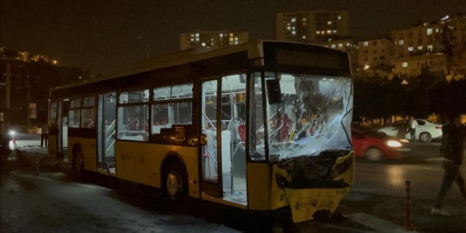 Gaziosmanpaşa'da otomobille İETT otobüsü çarpıştı, 1 kişi öldü, 4 kişi yaralandı