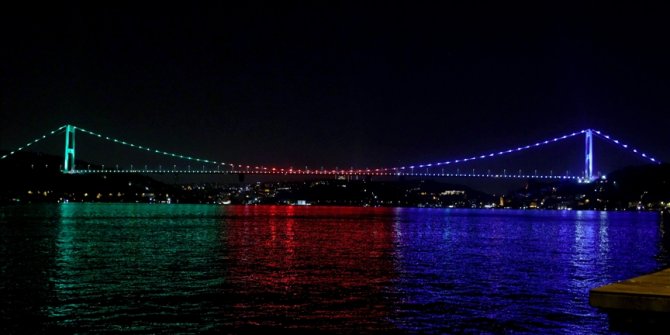 Fatih Sultan Mehmet Köprüsü Azerbaycan bayrağının renklerine büründü
