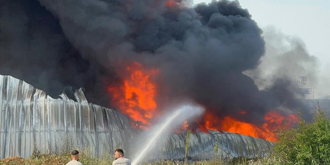 Kocaeli'de plastik fabrikasında yangın çıktı