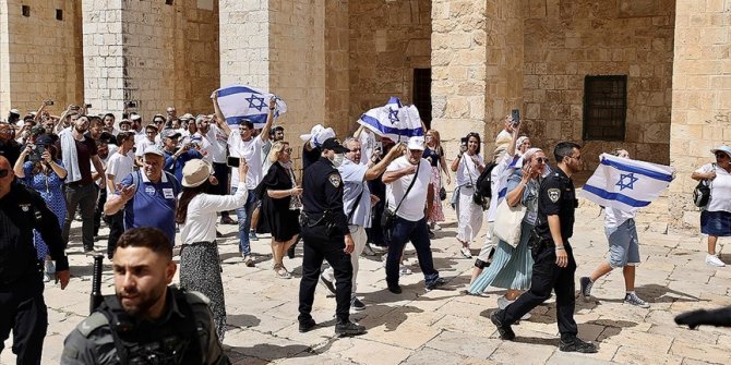 Fanatik Yahudiler Mescid-i Aksa'da İsrail bayrağı açtı