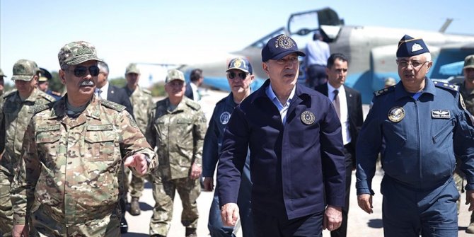 Bakan Akar ve Azerbaycan Savunma Bakanı Hasanov, hava üssü ile askeri tersaneyi ziyaret etti