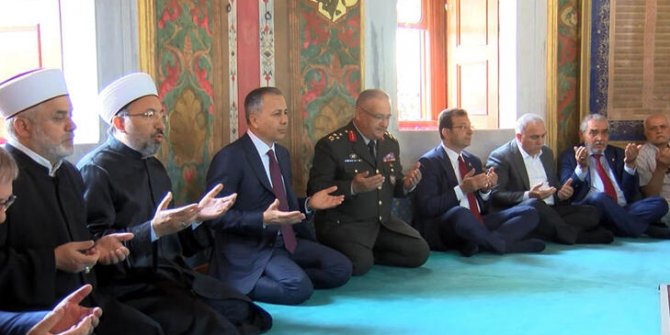 Fatih Sultan Mehmet türbesinde anma