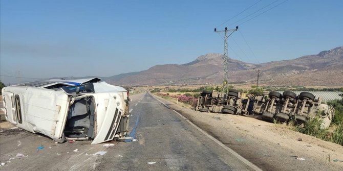 Mersin'de öğrenci servisiyle tırın çarpışması sonucu 11 kişi yaralandı