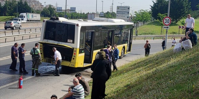 Kartal'da İETT otobüsünün motor kısmında çıkan yangın söndürüldü