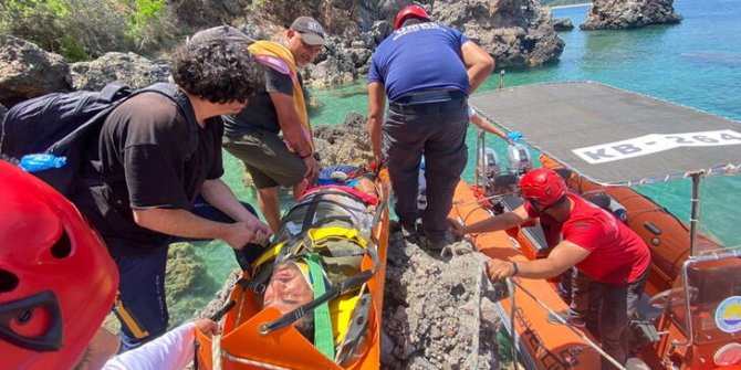 Balık tutmak isterken 7 metreden kayalıklara düştü