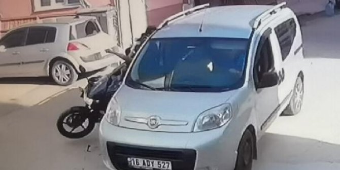 Motosikletin hafif ticari araca çarptığı kaza güvenlik kamerasında