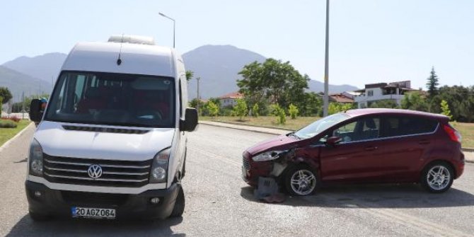 Otomobile giren arı kaza yaptırdı: 5 yaralı