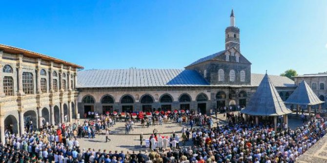 Şehit Uzman Çavuş Serttaş, Diyarbakır'da son yolculuğuna uğurlandı