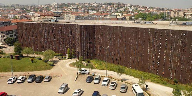 Yalova’da 1 günde toplanan 18 ton atık, kültür merkezinin duvarlarında