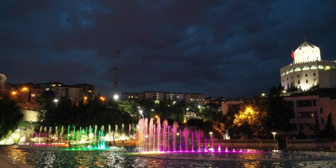 Kapalı Otopark Su ve Gül Meydanı yazın gelmesiyle renklendi