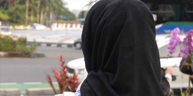 Fransa'da bir kadın "başörtün karanlık çağların kıyafeti" denilerek restorana alınmadı