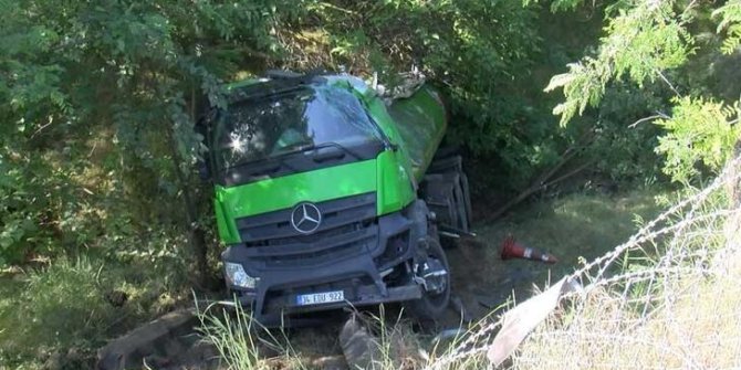 Başakşehir'de su tankeri şarampole devrildi