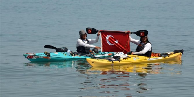 'Milli Mücadele Yolu'nu kanoyla geçen sporcular Sakarya'da mola verdi