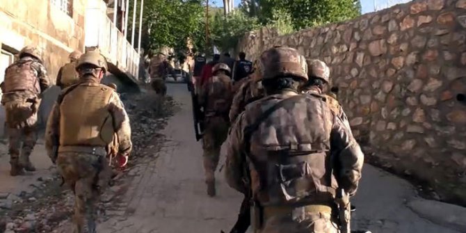 Bitlis'te 4 göçmen kaçakçısına tutuklama