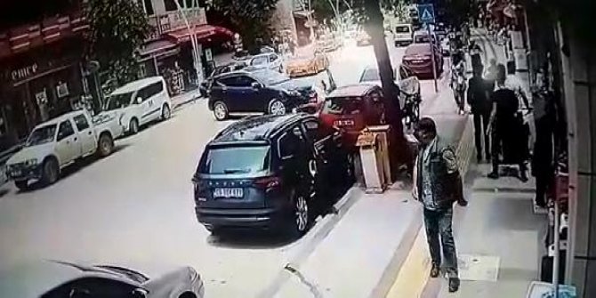 Motosikletlinin yola fırladığı kaza kamerada