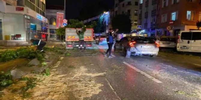 Beyoğlu'nda ağaca çarpan tır trafik yoğunluğuna neden oldu