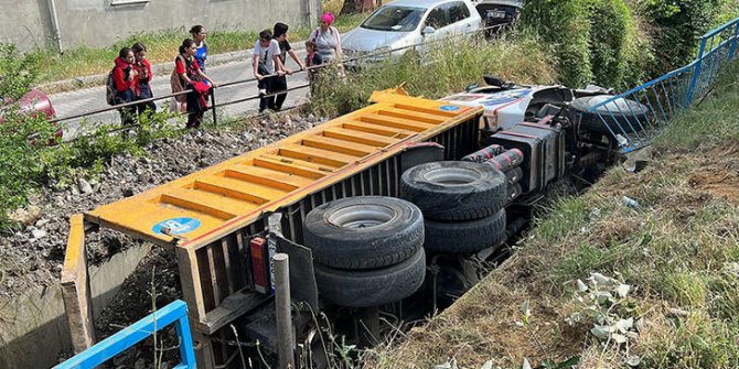 Beykoz'da hafriyat kamyonu dereye düştü