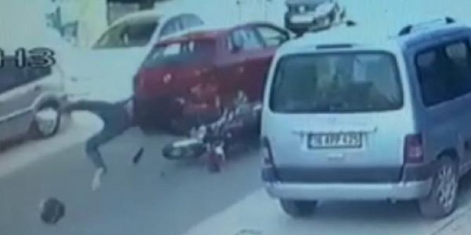 Otomobille çarpışan motosikletli ağır yaralandı; kaza kamerada