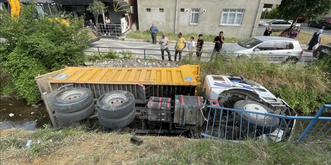 Beykoz'da durağa çarpan İBB'ye bağlı kamyon su kanalına devrildi