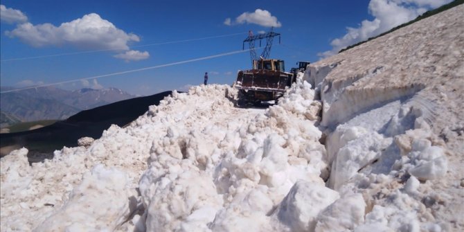 Hakkari'de haziranda karla mücadele çalışması