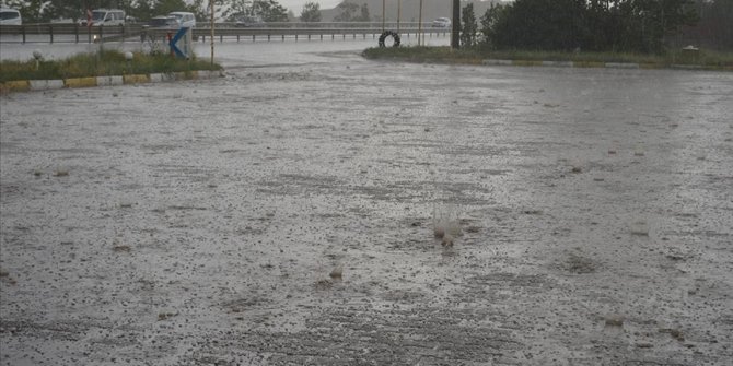 Afyonkarahisar'da sağanak ve dolu etkili oldu