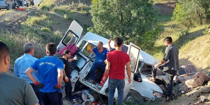 Siirt'te şarampole devrilen minibüsteki 4 kişi öldü, 6 kişi yaralandı