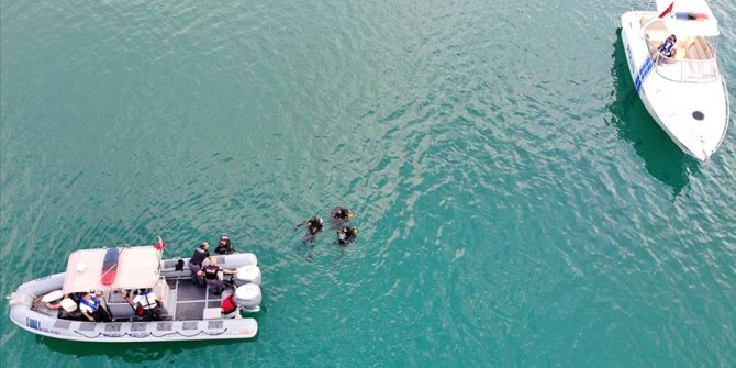 Adana'da su altı polisleri Seyhan Gölü'nde çöp topladı