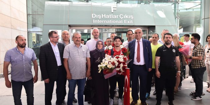 Milli halterci Muhammed Furkan Özbek'e coşkulu karşılama