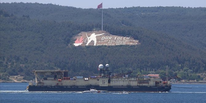 Karadeniz'e doğal gaz borularını yerleştirecek gemi Çanakkale Boğazı'ndan geçti