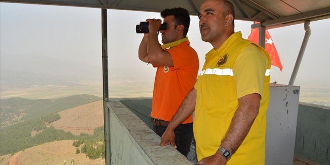 Yangın gözetleme kulesi personeli gözünü ormanlardan ayırmıyor
