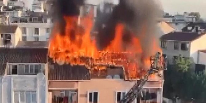 Arnavutköy’de 4 katlı binanın çatısı alev alev yandı