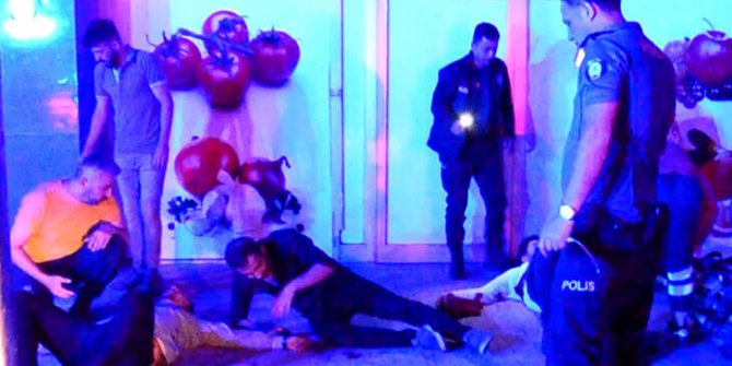 Aksaray’da bıçak ve masatlı 'yol verme' kavgası: 3 yaralı