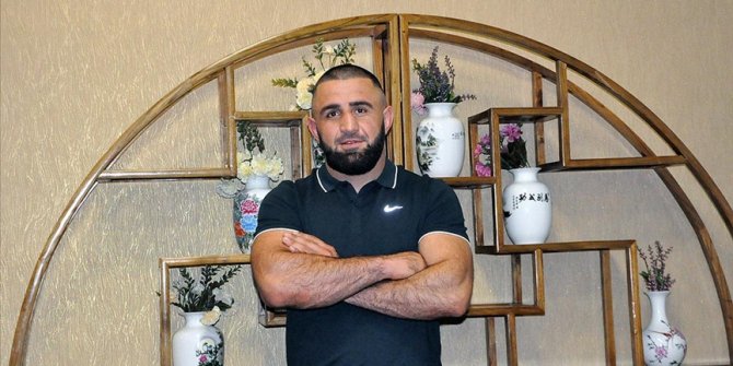 MMA sporcusu Ahıska Türkü Abbasov, maçlarına Kırgız ve Türk bayrağı ile çıkıyor