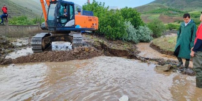 Çamardı'da sağanak yağış, sele neden oldu